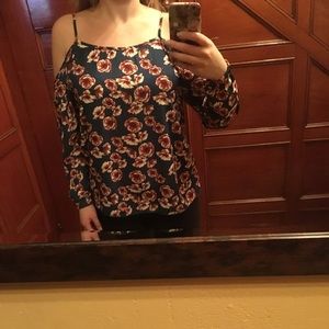 CHARLOTTE RUSSE. COLD SHOULDER. MEDIUM.